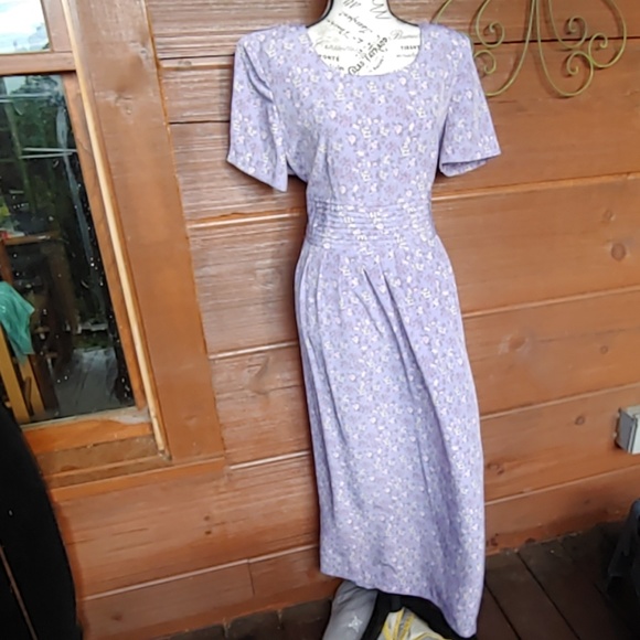 Kathy Lee Collection dress. - Picture 2 of 6